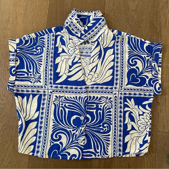 Peach Clothing White Blue Floral Cap Sleeve Cropped Collared Women's Blouse (S) - Picture 6 of 8